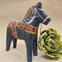 blå-bemalet-træhest-grøn-rød-dekoration-Erik-Pell-Nusnäs-gammel-dalarhest-svensk